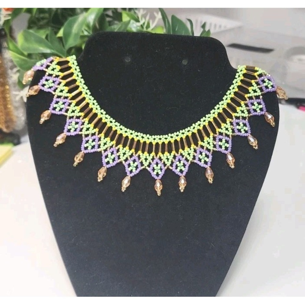 Beautiful Woman's  Green/Gold Color Beaded Necklace. Long 17"